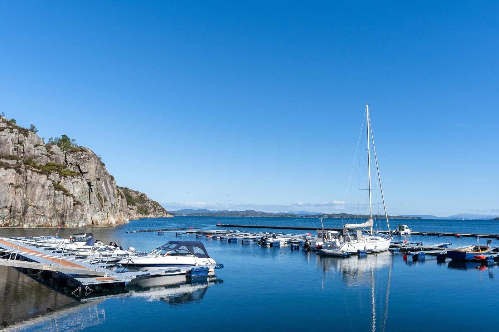 Nærliggende båthavn, med mulighet for leie av båtplass.